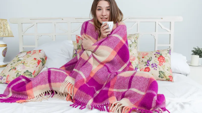 Cum îți este afectat somnul atunci când dormi cu centrala pornită? Ce să faci dacă îți e frig seara - Foto: Freepik (Imagine cu rol ilustrativ)
