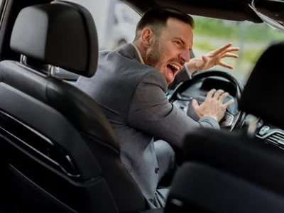 Șofer agresiv în trafic - Foto: magnific.com (Imagine cu rol ilustrativ)