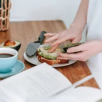 Dieta bazată pe plante reduce riscul bolilor și cancerului intestinal. Pericolul consumului de carne - Foto: Pexels