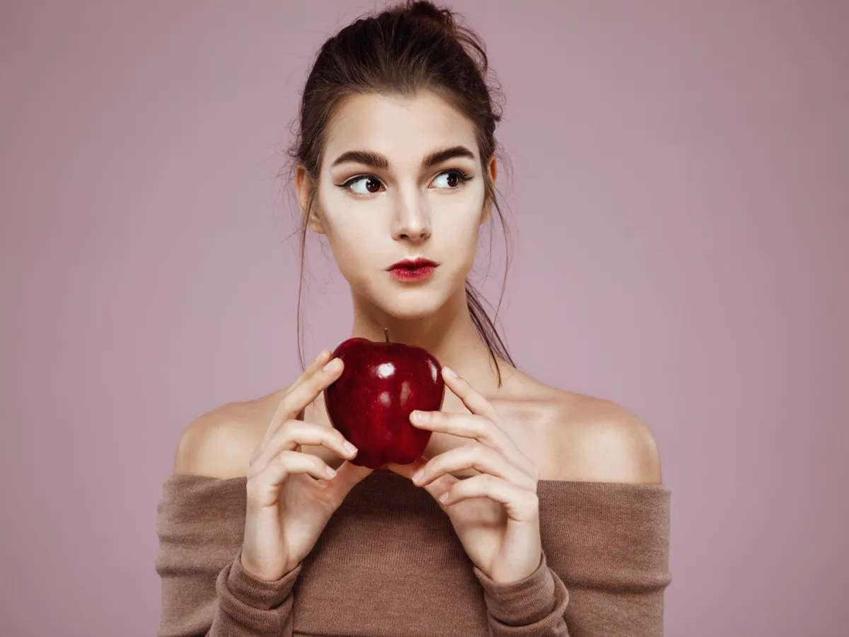 Femeie mâncând mere - Foto: Freepik