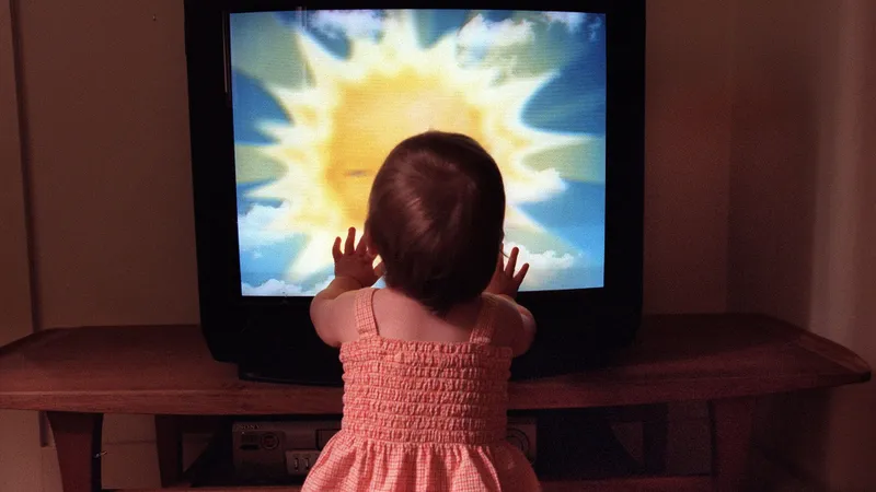 Bebeluşii care se uită la televizior au un risc mai mare de a fi diagnosticaţi cu autism (studiu)/FOTO: qbebe.ro