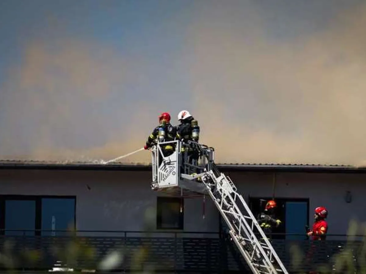 Două detașamente de pompieri au lucrat timp de șase ore pentru stingerea flăcărilor - Foto: Facebook / ISU Cluj