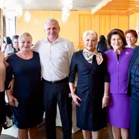 Gabriela Coman, alături de Grațiela Drăghici, șefa ANES, Liviu Dragnea, Viorica Dăncilă, Rovana Plumb și Sevil Shhaideh, la petrecerea de 8 martie a pesedistelor. Sursa: Facebook