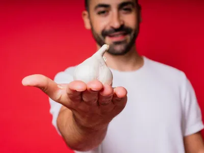 Bărbat cu usturoi în mână - Foto; Magnific.com (Imagine cu rol ilustrativ)