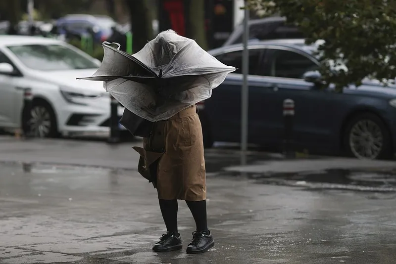 Furtună, azi, în Bucureşti - Foto: INQUAM PHOTOS/Octav Ganea