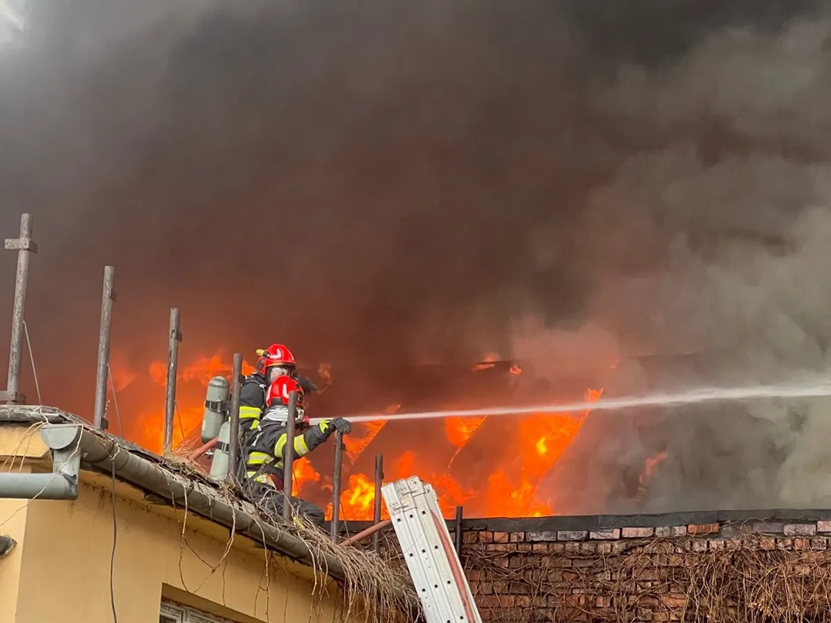 Incendiu de proporții la Sibiu. 50 de oameni, evacuați din case. Intervin pompieri din 5 județe - Foto: ISU Sibiu