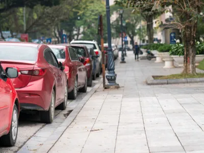 Locul de parcare din fața casei sau a blocului: Cine îl poate folosi și ce faci dacă alt șofer îl ocupă