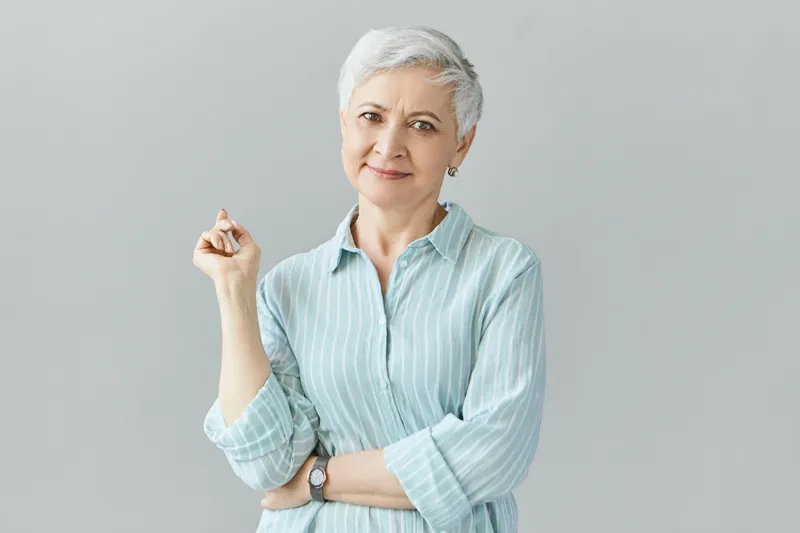 Pensionară așteptând pensia - Foto: Freepik