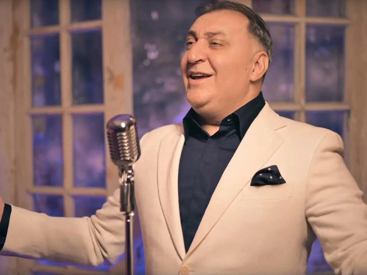 Vali Vijelie zice că are doar opt clase. „Când eram copil îmbrăcam haine noi o dată pe an, de Paște” / youtube