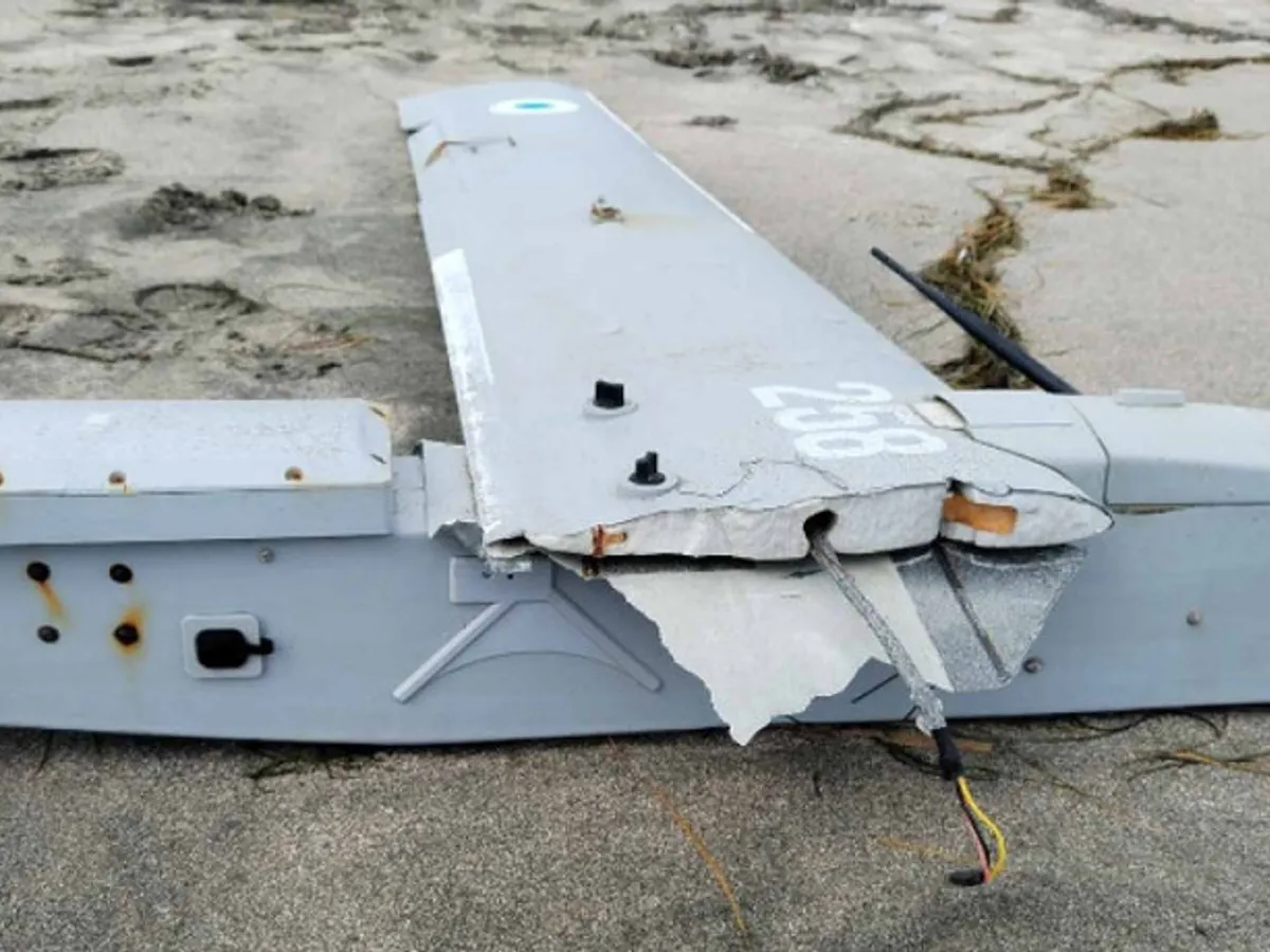 Dronă militară misterioasă, fără însemne, descoperită pe o plajă la Marea Neagră din Bulgaria - Foto: bnr.bg