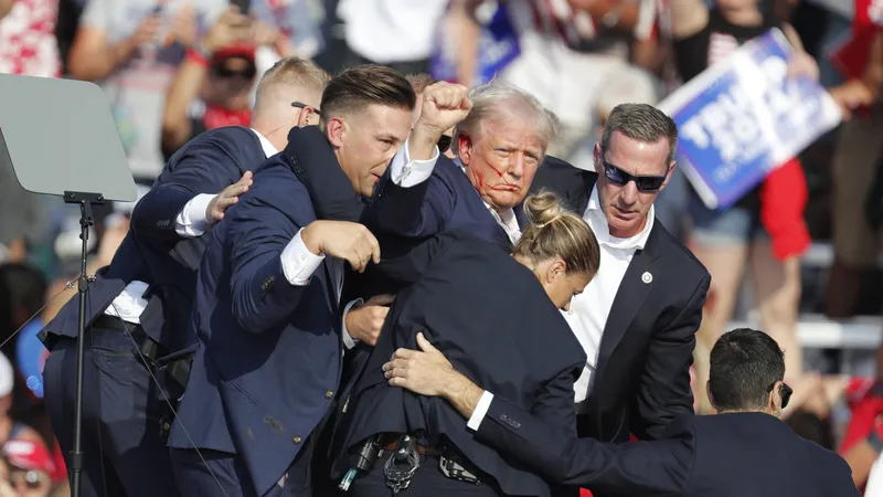 Agenta care l-a protejat pe Trump de asasin ar fi născută în Rusia - Foto: captură you tube