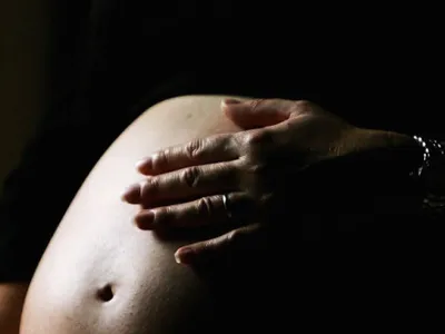 „Aveam în brațe copilul inert. Am început să urlu”. Mărturia unei foste paciente a clinicii din Constanța unde a murit tânăra gravidă