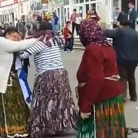 Două femei s-au luat la bătaie în mijlocul unei piețe Foto: gorjeanul.ro