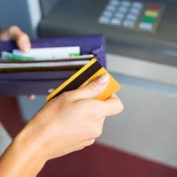Nou tip de înșelătorie. Cum sunt românii păcăliți că le sunt furați bani din conturile bancare? - Foto: Profimedia Images ( imagine cu rol ilustrativ)