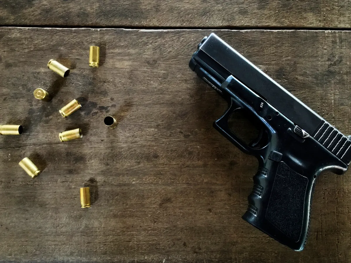 Poliţiştii au ridicat pistolul unui bărbat. Acesta a postat pe reţelele sociale un clip în care amenința