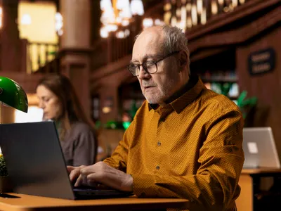 pensionar la bibliotecă - Foto: Freepik