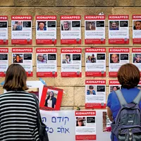 Afișe cu ostaticii, pe o clădire din Tel Aviv, în luna octombrie