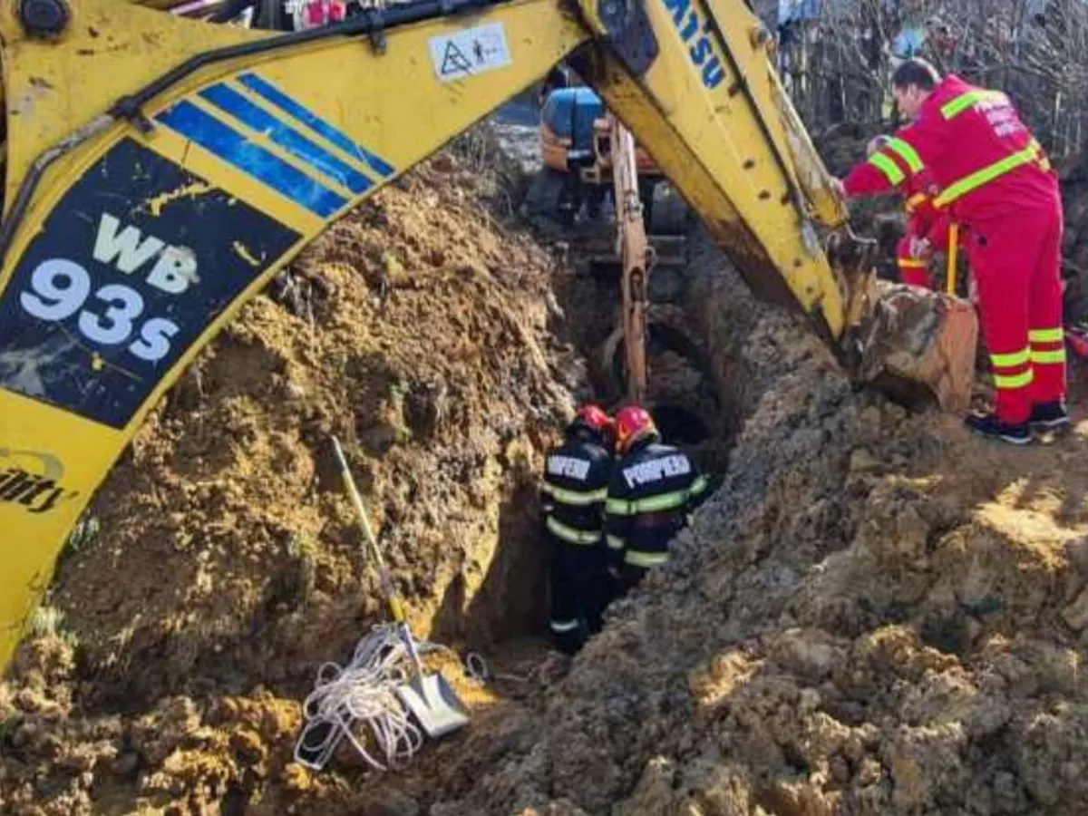 Accident de muncă mortal! Un bărbat a căzut în canalul pe care îl săpa și s-a prăbușit pământul - Foto: ISU Bistriţa Năsăud