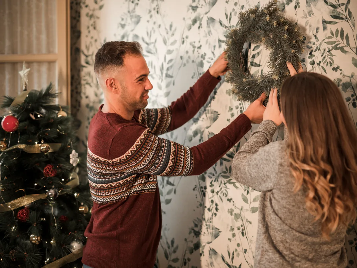 Cum să agăți ghirlandele pe pereți fără să strici vopseaua. Nu ai nevoie de cuie – folosește fir de pescuit