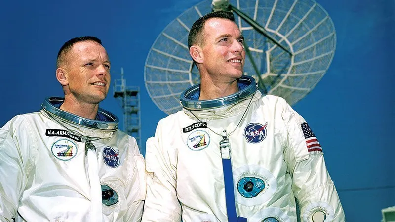 Armstrong, şi pe pagina opusă, şi Scott se îmbarcă pe Gemini 8, pe 16 martie 1966. Deşi s-au aşteptat la provocări, nu ştiau că vor fi împinşi la limita abilităţilor lor doar pentru a rămâne în viaţă.