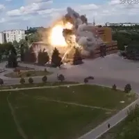 Momentul în care o rachetă rusească distruge centrul cultural din Lozova abia reconstruit. / Foto: captură video