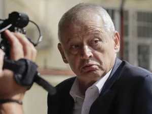 FOTO Sorin Oprescu, fotografiat relaxându-se la terasă, în Grecia. Fostul edil, condamnat la 10 ani de închisoare, nu poate fi extrădat