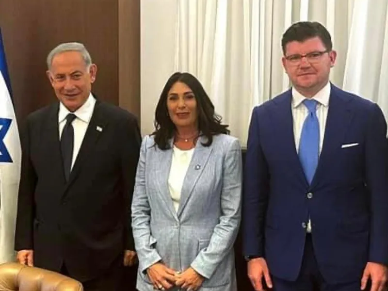 Benjamin Netanyahu, prim-ministrul Israelului, Miri Ragev, general în rezervă și ministrul transporturilor din Israel, și Anton Pisaroglu Foto: Facebook