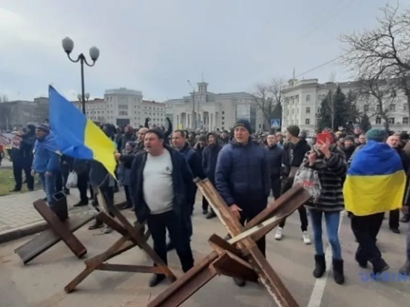 VIDEO Armata rusă a deschis focul asupra unor civili ucraineni care protestau pașnic la Herson / Ukrinform