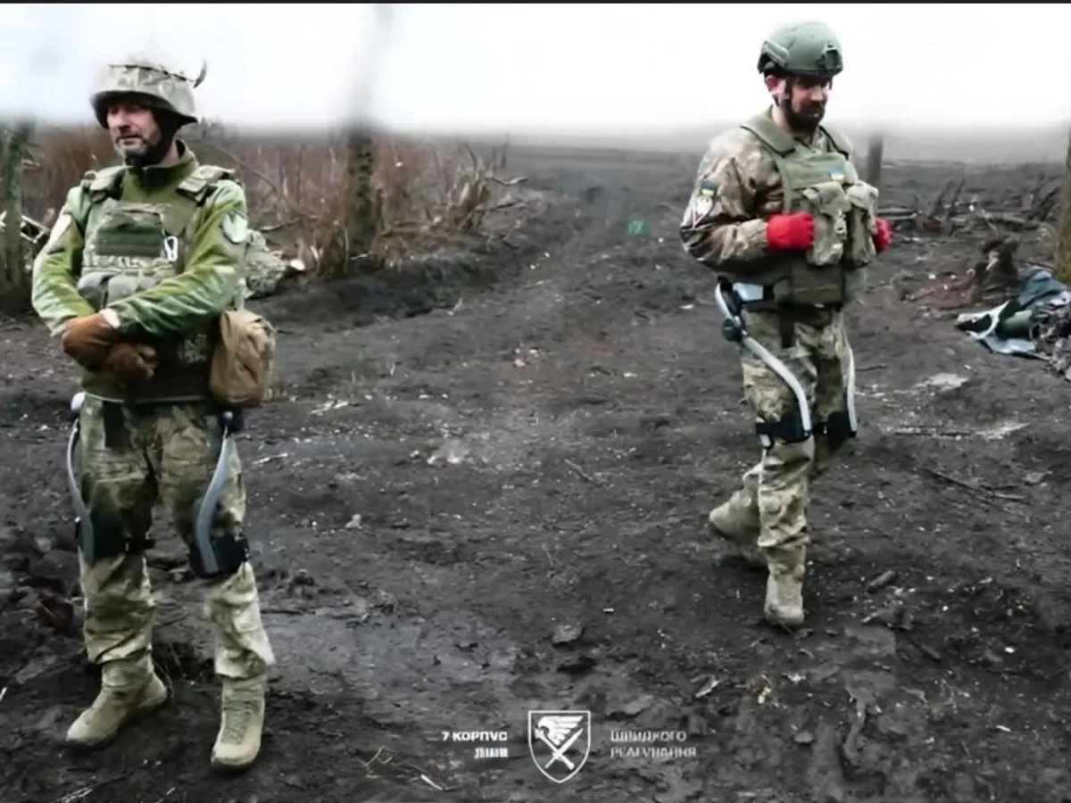 VIDEO Parașutiștii ucraineni testează exoschelete pe front. Cară 50 kg muniție fără să obosească