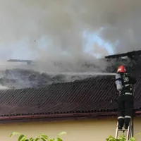 Un bărbat a rămas sub cerul liber după ce casa i-a luat foc. S-a jucat cu petardele - Foto: Arhive ISU
