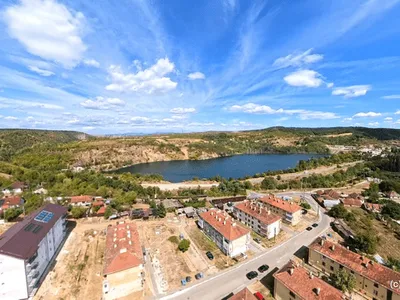Lacul uriaș care crește de 20 de ani în mijlocul unui sat. Fosta carieră minieră va deveni zonă turistică