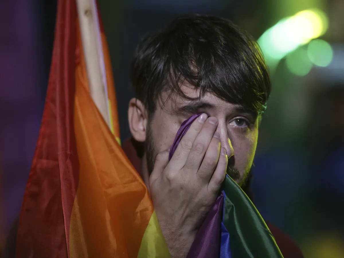 Un tânăr din comunitatea LGBT se bucură când află că referendumul pentru căsătorie, inițiat de CpF, considerat restrictiv, se bucură. FOTO: Inquam Photos - Octav Ganea