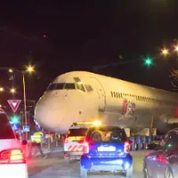 Avion de pasageri surprins pe o stradă în București. Era tractat pe o platformă. Cum a ajuns în trafic și unde trebuia să fie dus?