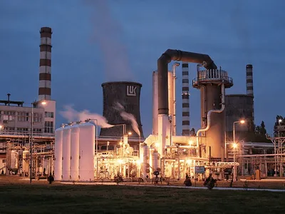 Cum îi poate afecta pe români insolvența rafinăriei Petrotel Lukoil
