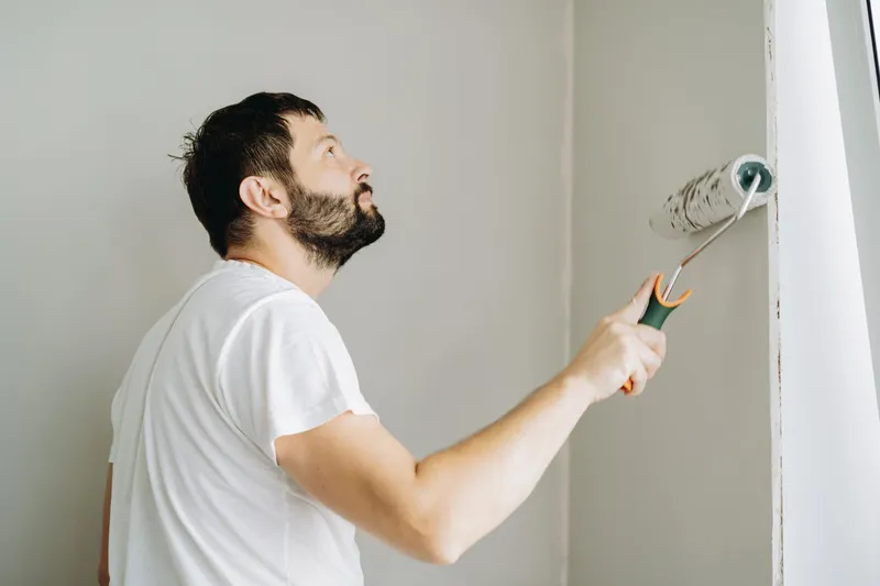 Bărbat care văruiește - Foto: Freepik (Imagine cu rol ilustrativ)