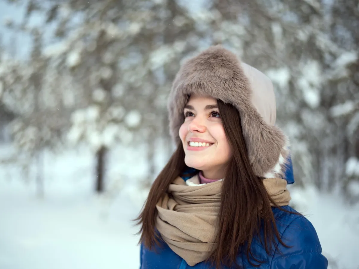 Femeie care poartă căciulă - Foto: Freepik (Imagine cu rol ilustrativ)