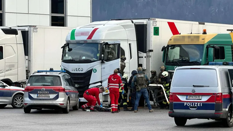 Un șofer român de TIR, scos cu trupele speciale din cabină Foto: tirol.orf.at