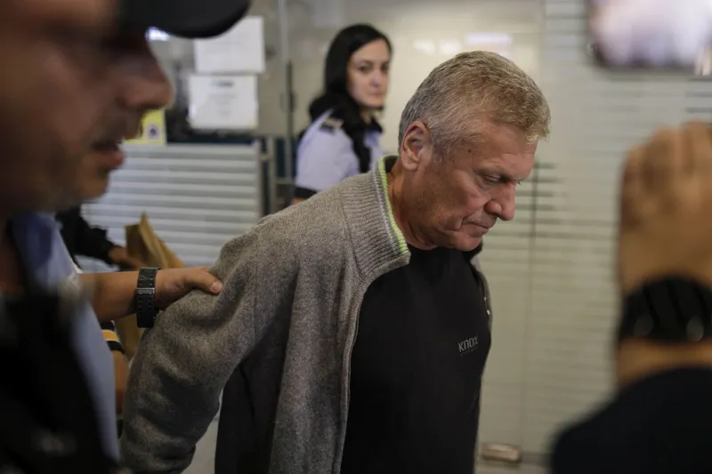 Dorin Lazăr Maior este escortat de ofiţeri de Poliţie, după ce a fost extrădat din Italia, pe Aeroportul Otopeni, pe 16 octombrie 2023 - Foto: INQUAM PHOTOS/Octav Ganea