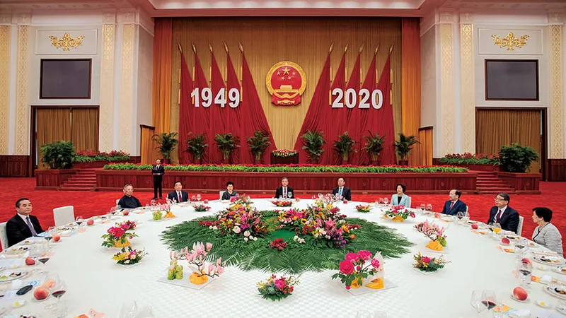 FRONTUL UNIT O recepție guvernamentală pentru a comemora fondarea Republicii Populare Chineze a fost organizată parțial de Departamentul de lucru al Frontului Unit, care este responsabil de influențarea pentru a privi favorabil China și obiectivele sale.