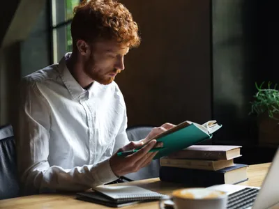 Bărbat la studii Foto: Freepik (imagine cu rol ilustrativ)