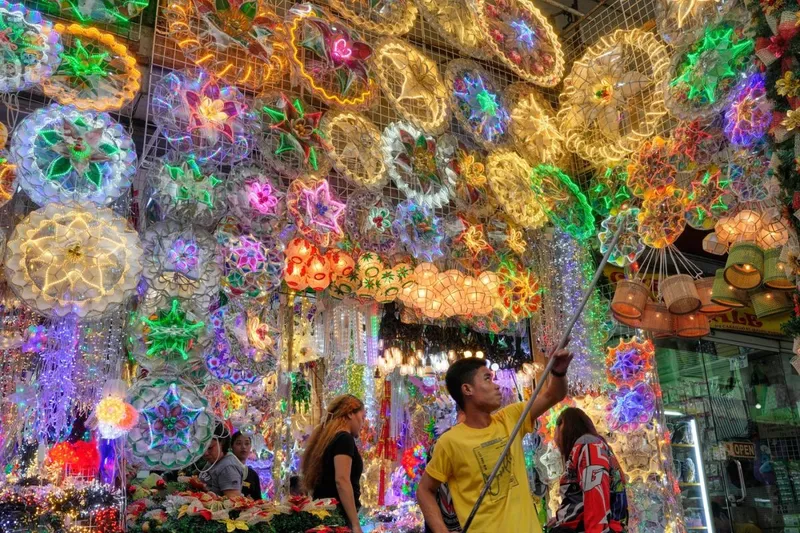 Oamenii vizitează un magazin care vinde lanterne și lumini de Crăciun, &icirc;n Manila, Filipine, marți, 9 decembrie 2025 - Foto: Profimedia Images