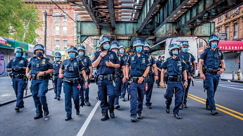 Se formează un zid albastru în Brooklyn, New York, în iunie anul trecut, în urma unui protest împotriva brutalității poliției