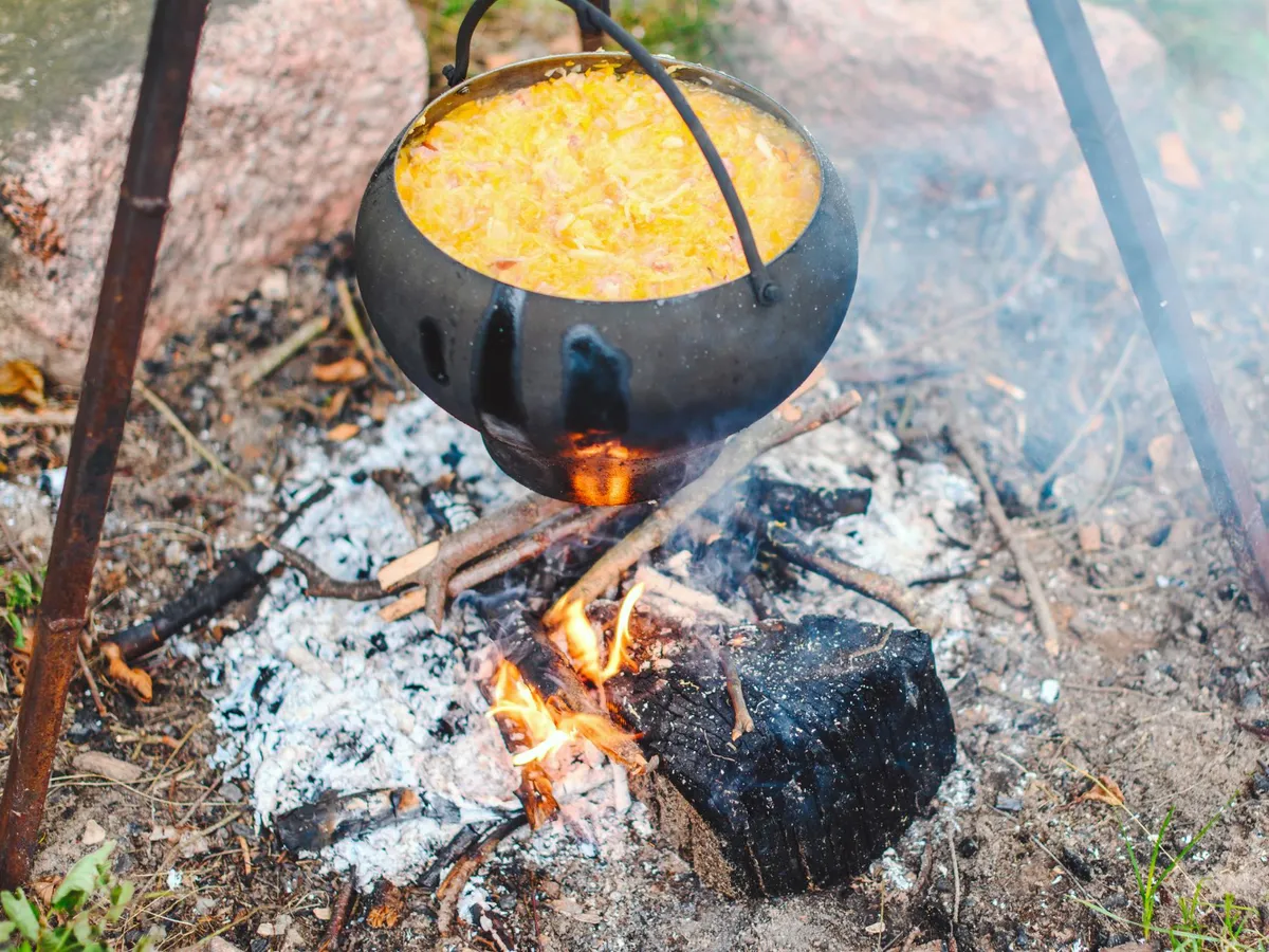 Mâncare gătită la ceaun - Foto: Freepik (Imagine cu rol ilustrativ)