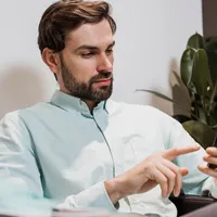 Escrocheria CEO pe WhatsApp face victime. Cum reușesc falșii directori generali să fure date și bani - Foto: Freepik (rol ilustrativ)