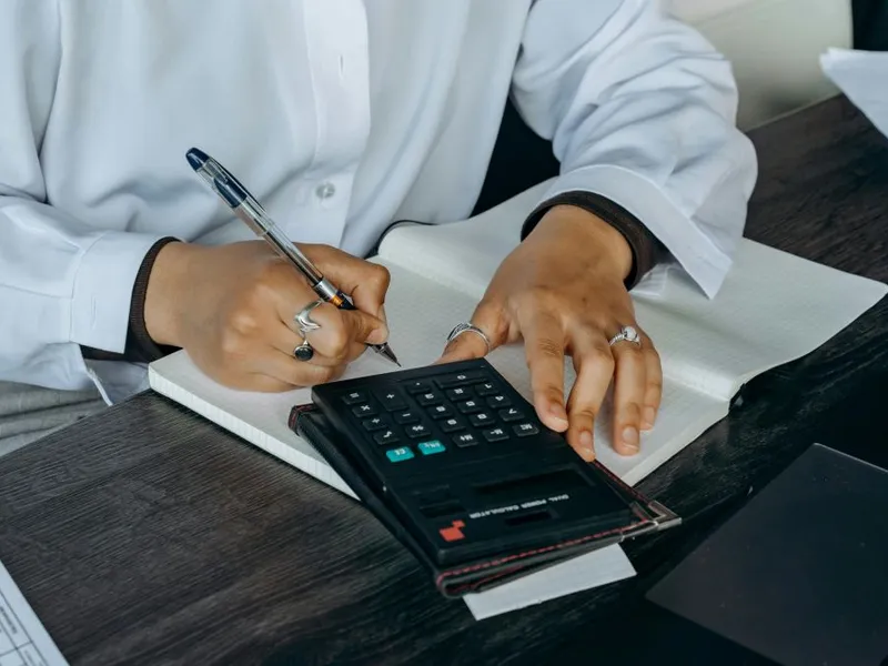 Femeie făcând calcule complicate - Foto: Pexels/Mikhail Nilov