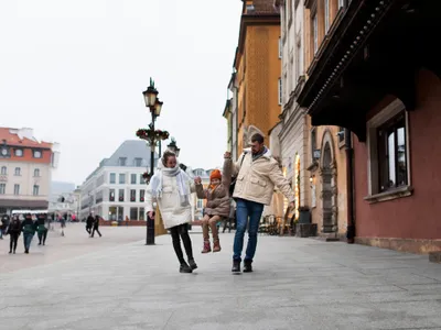 Părinți în vacanță cu copilul - Foto: magnific.com (Imagine cu rol ilustrativ)
