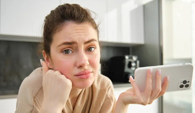 Femeie cu telefon - Foto: Freepik (rol ilustrativ)