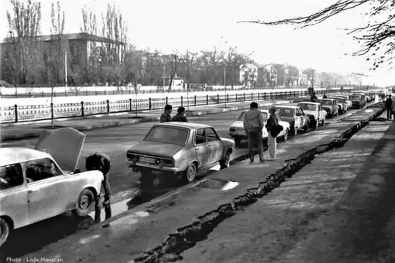 Foto: Coadă la PECO-ul din Cotroceni, București, anii ‘80. Foto: Facebook / Liviu Manecan