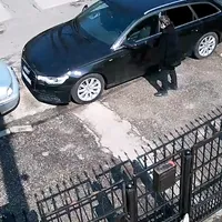Femeie filmată în timp ce zgârie autovehicule parcate prin oraș. / captura Video / news.ro