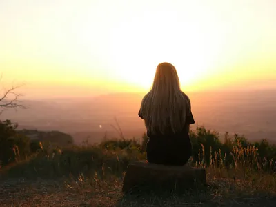 Femeie privind un apus de soare - Foto: Pexels (cu rol ilustrativ)